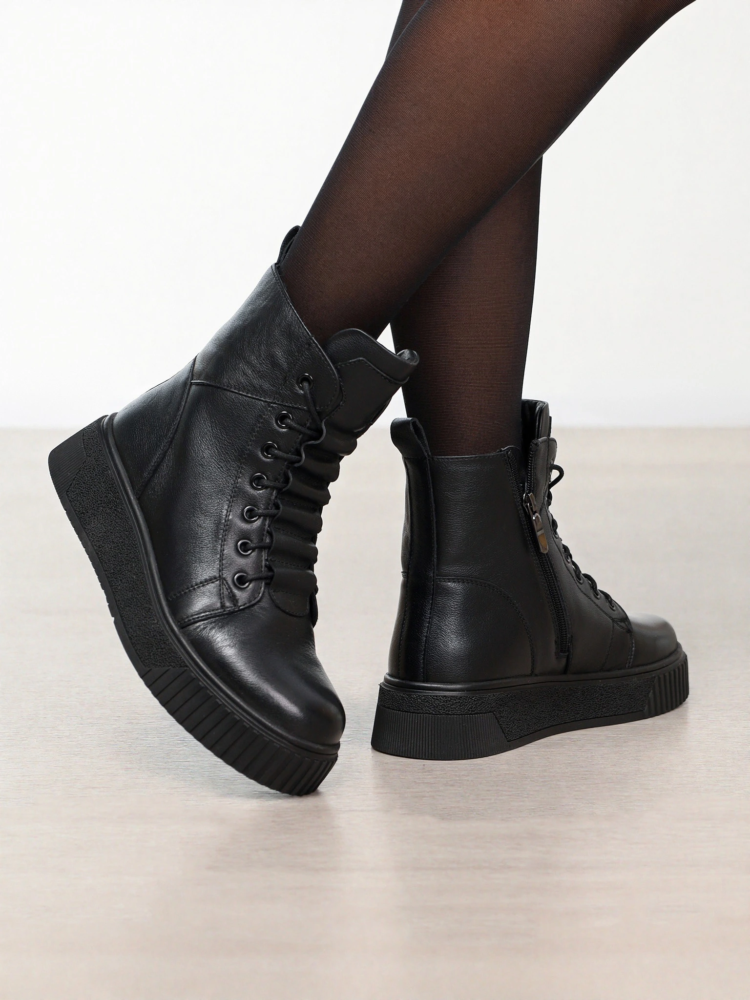 Ботинки черного цвета на средней платформе